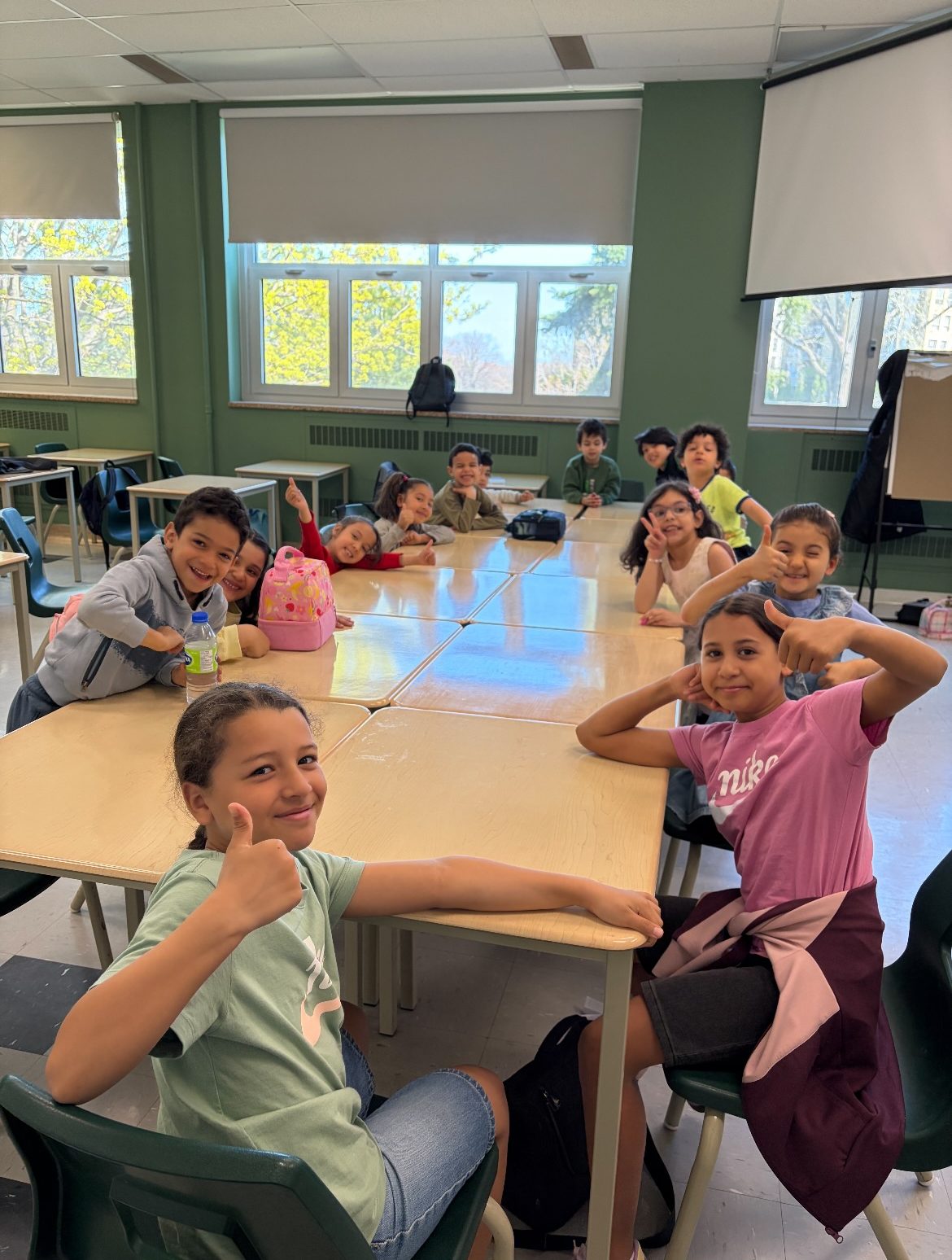 Des élèves souriants de l'École Ennour